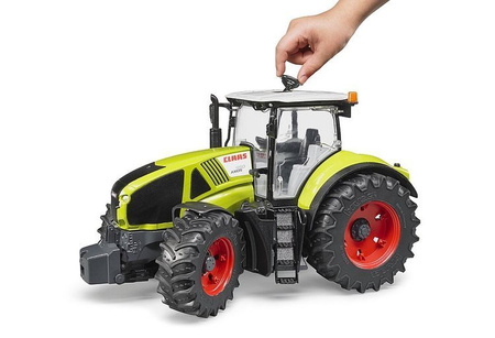 Bruder 03018 Claas Axion 950 z łańcuchami na koła i pługiem śnieżnym