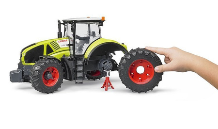 Bruder 03018 Claas Axion 950 z łańcuchami na koła i pługiem śnieżnym